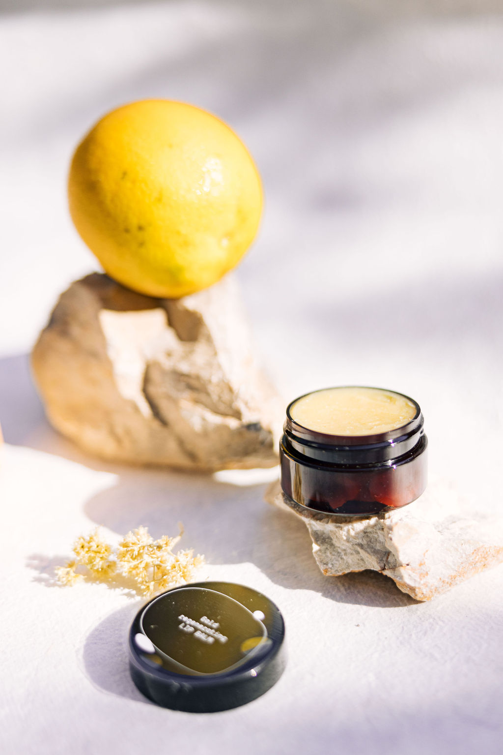 Goldener regenerierender Lippenbalsam – Lippenpflegebalsam mit Immortellenmazerat und ätherischem Orangenöl - Image 2